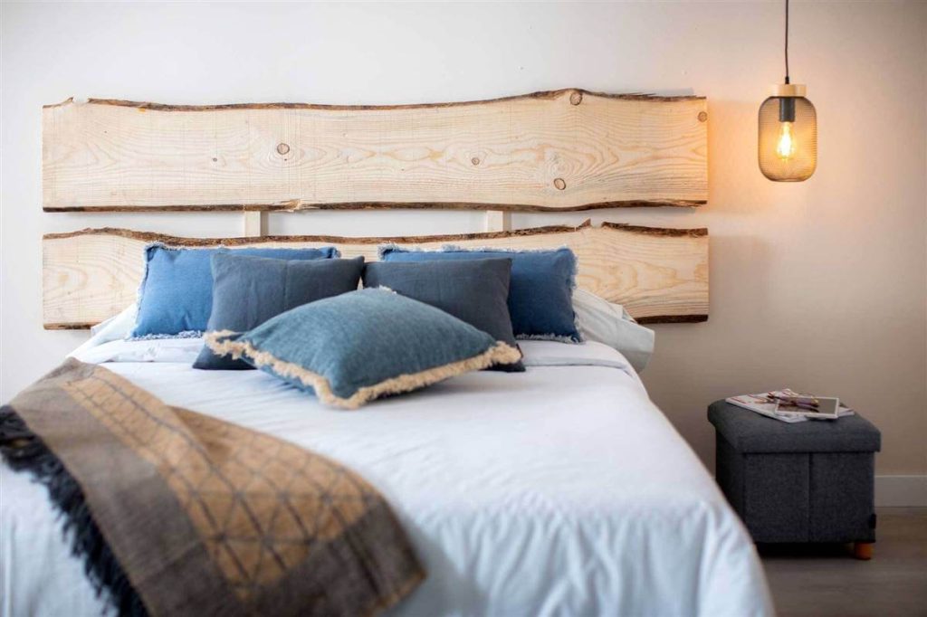 Cabecero de cama con madera rústica