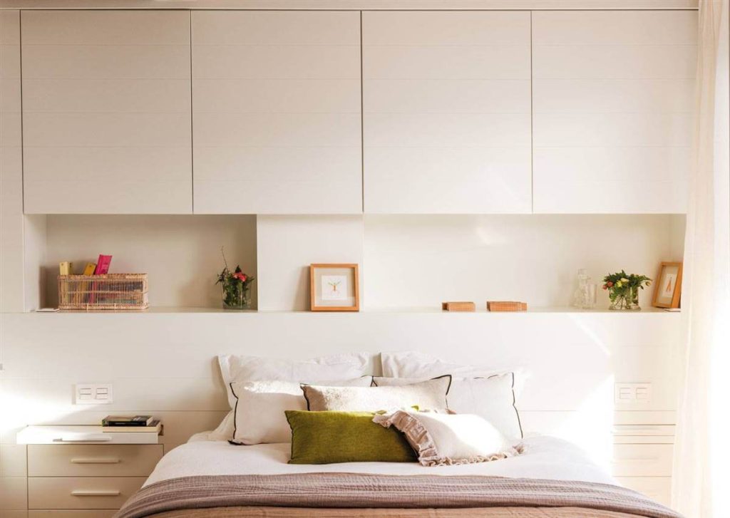 Dormitorio con cabecero de cama